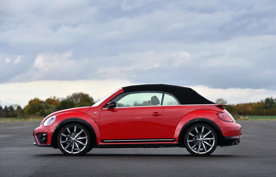  Volkswagen Beetle Cabriolet R-Line 2016 года  (UK) (фото 4 из 32)